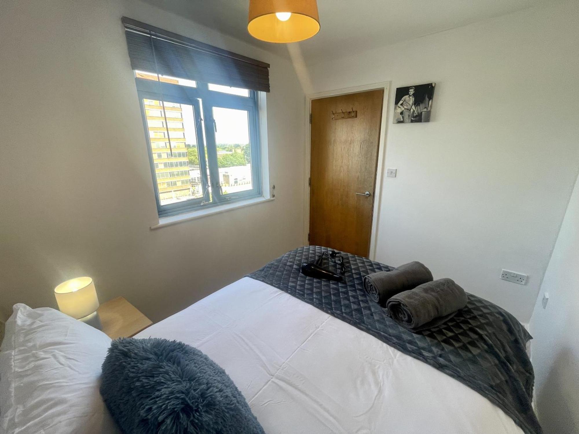 Hk Life Serviced Apartment , City Centre Суиндон Экстерьер фото