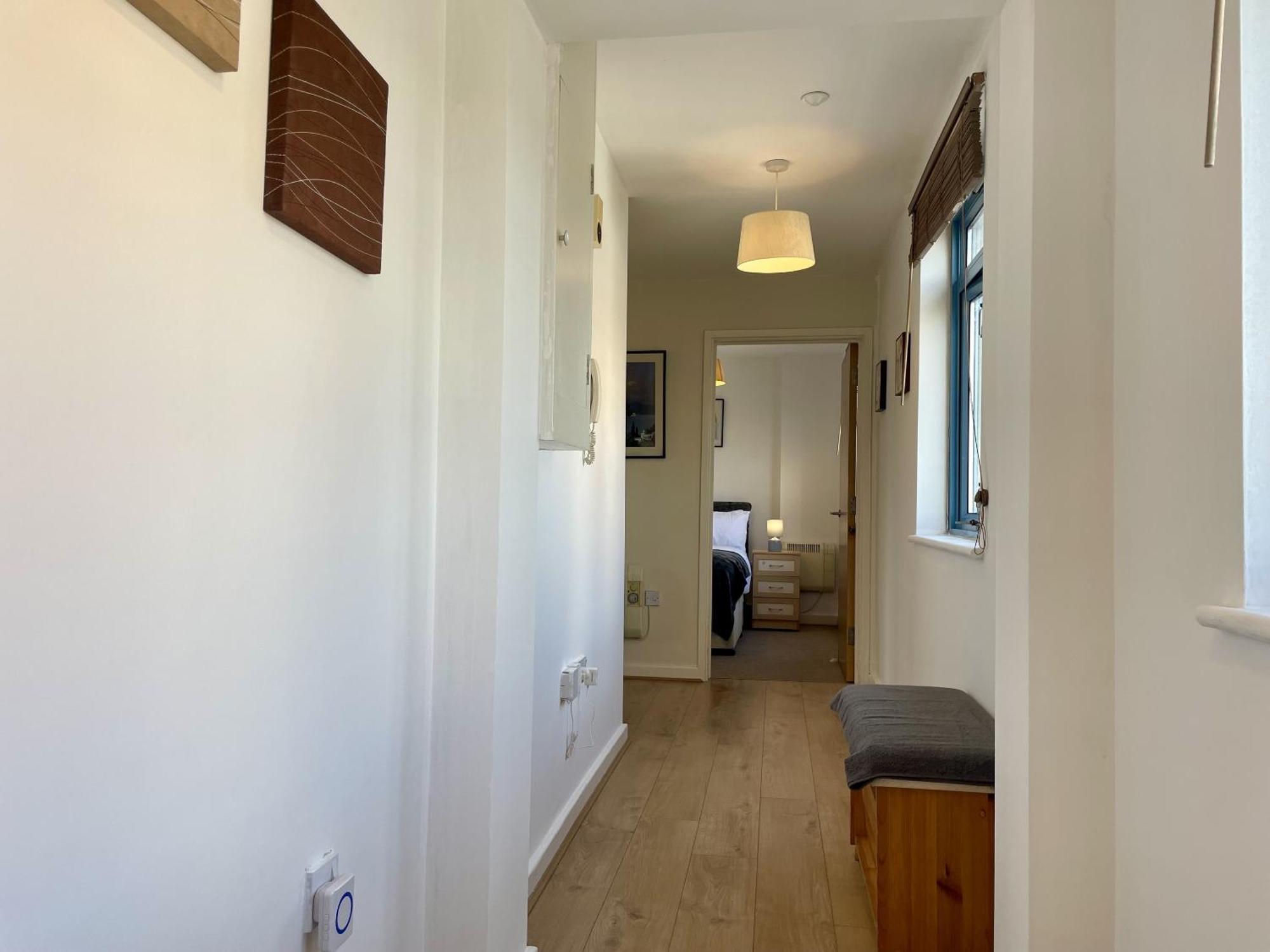 Hk Life Serviced Apartment , City Centre Суиндон Экстерьер фото