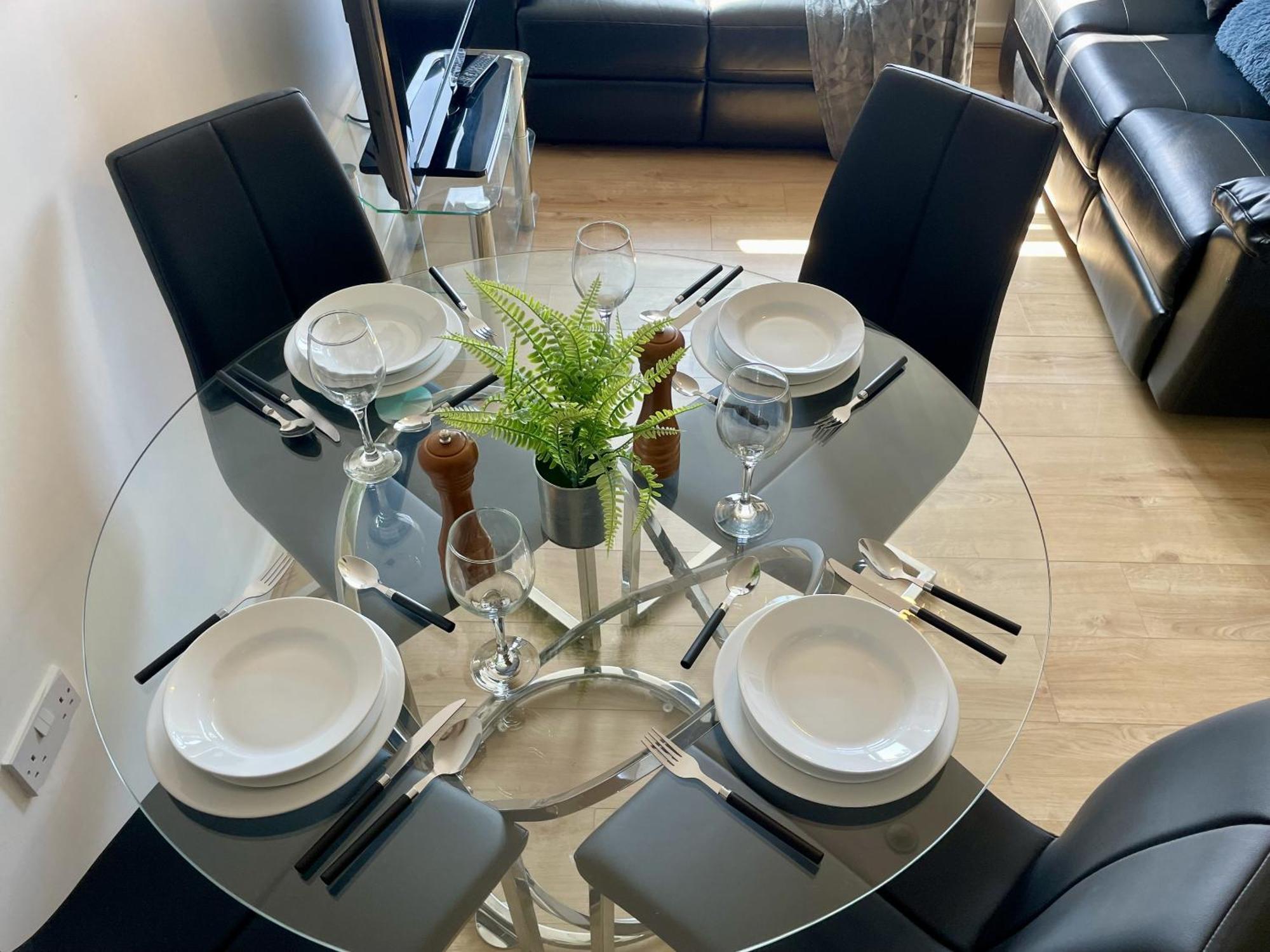 Hk Life Serviced Apartment , City Centre Суиндон Экстерьер фото