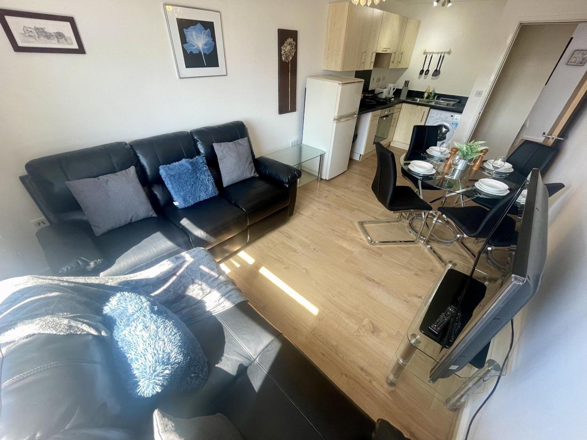 Hk Life Serviced Apartment , City Centre Суиндон Экстерьер фото