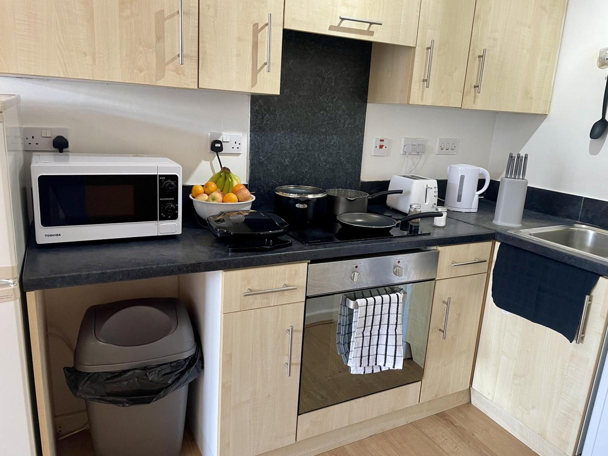 Hk Life Serviced Apartment , City Centre Суиндон Экстерьер фото