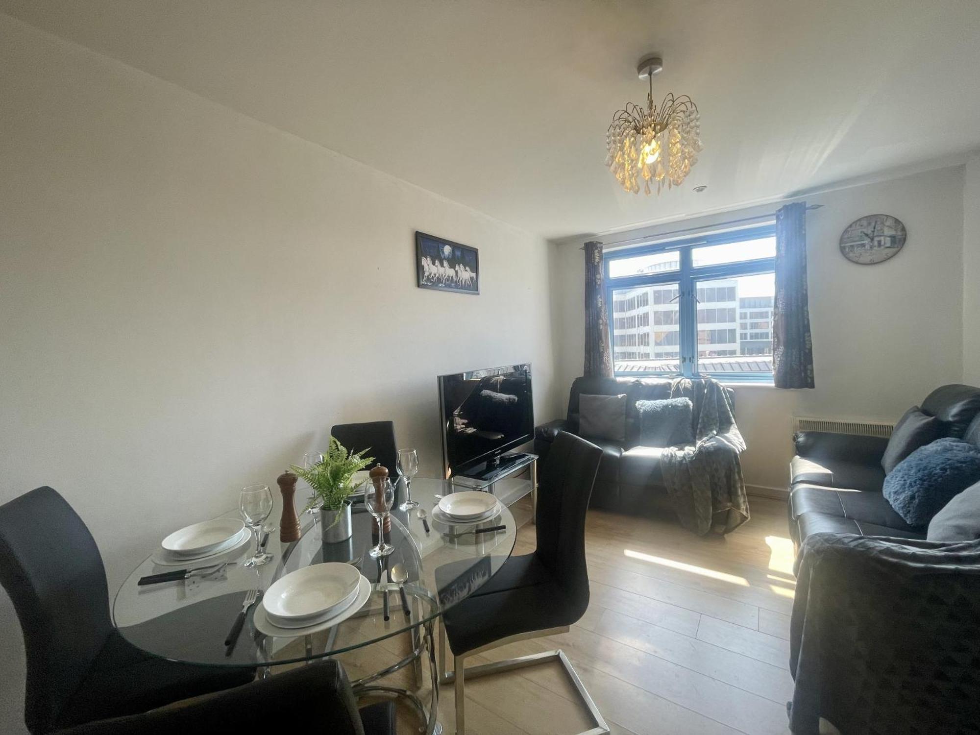 Hk Life Serviced Apartment , City Centre Суиндон Экстерьер фото