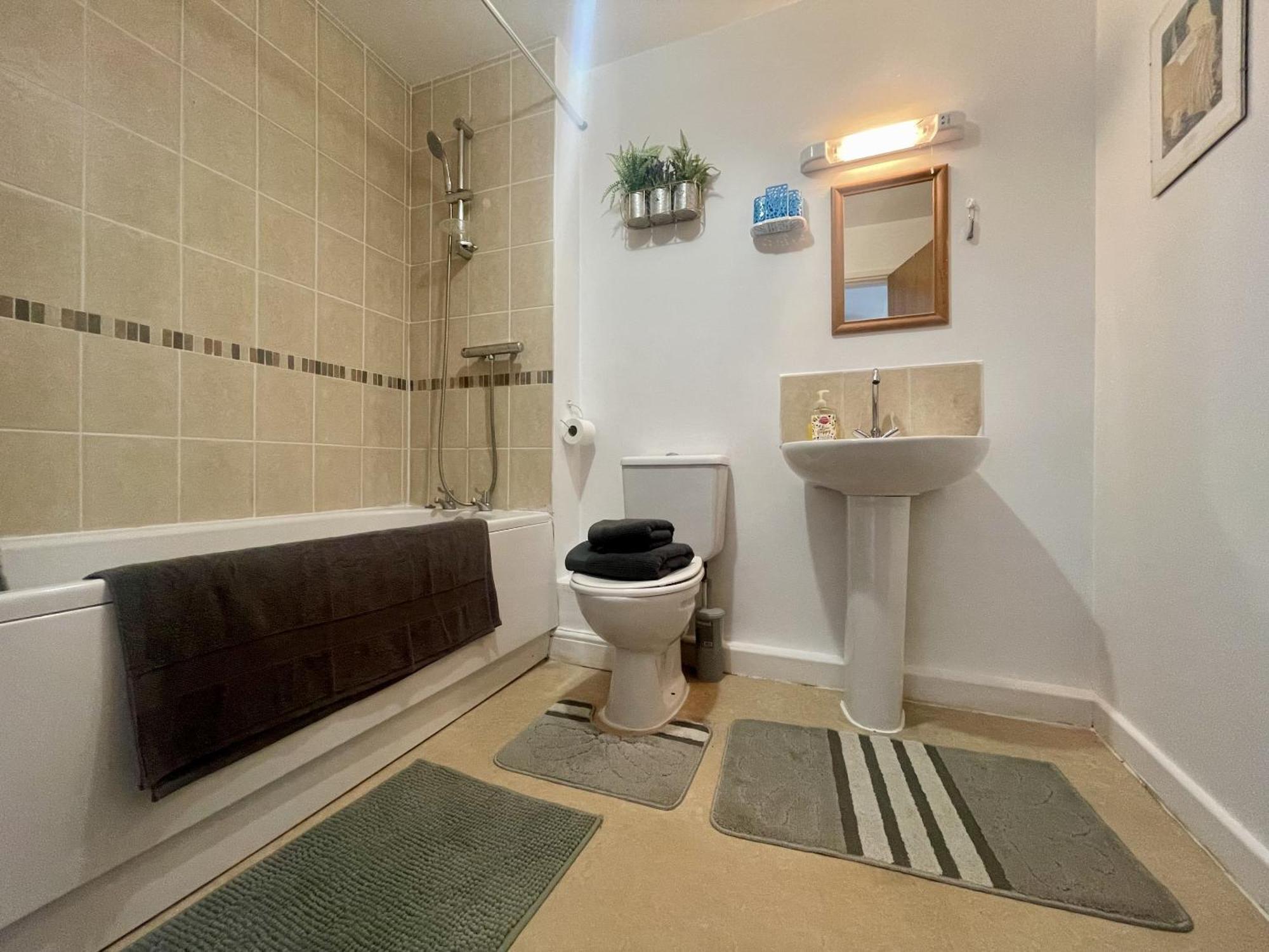Hk Life Serviced Apartment , City Centre Суиндон Экстерьер фото