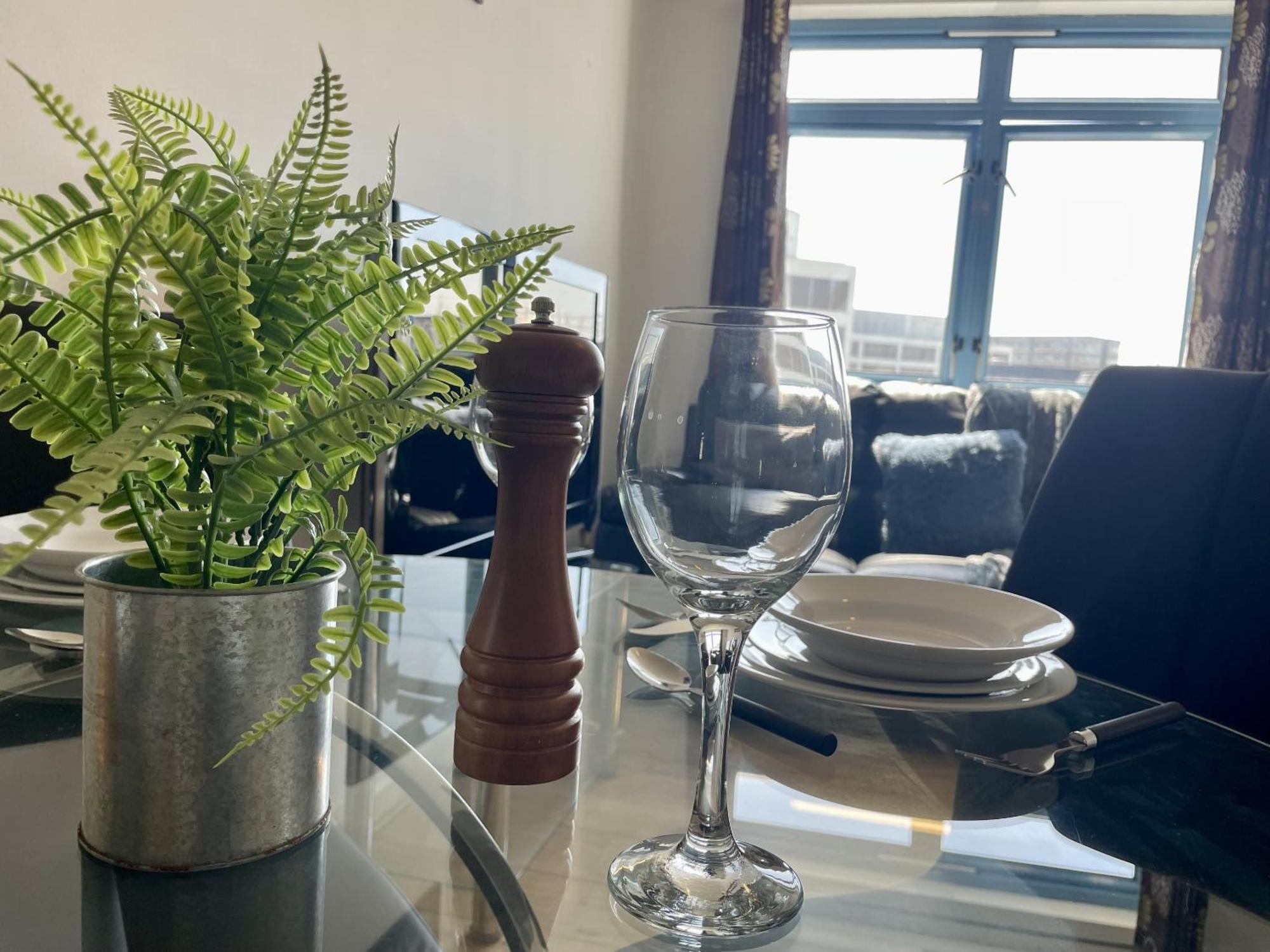 Hk Life Serviced Apartment , City Centre Суиндон Экстерьер фото