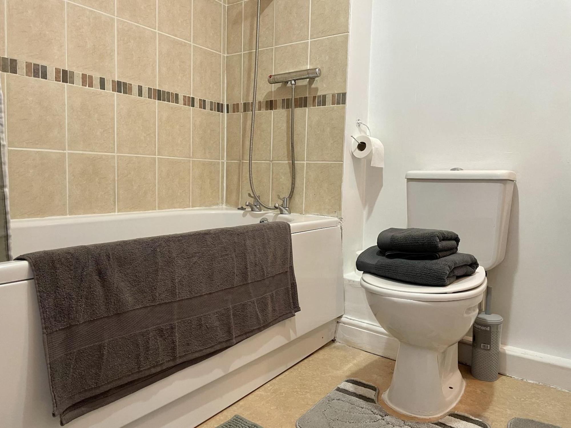 Hk Life Serviced Apartment , City Centre Суиндон Экстерьер фото