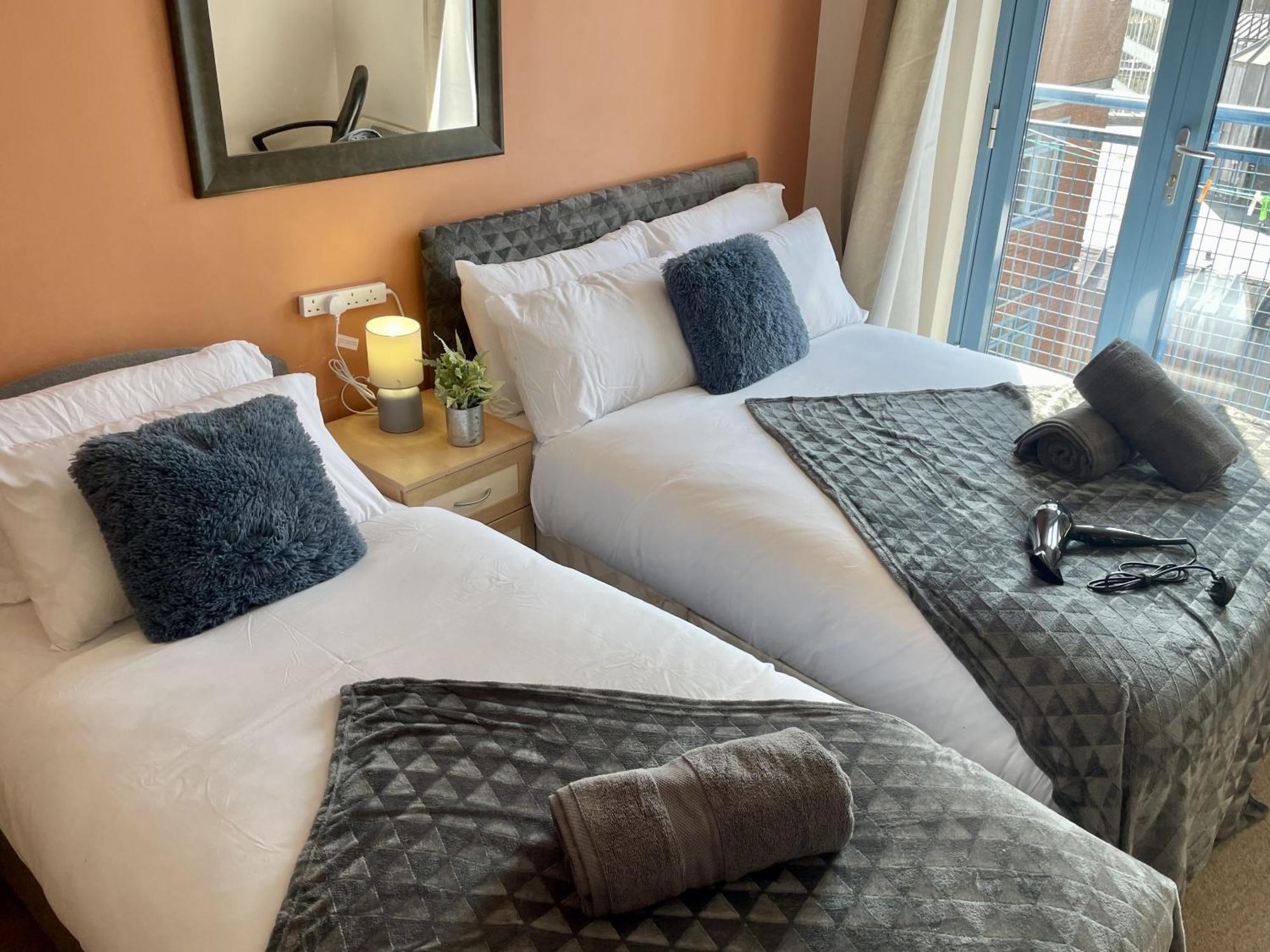 Hk Life Serviced Apartment , City Centre Суиндон Экстерьер фото