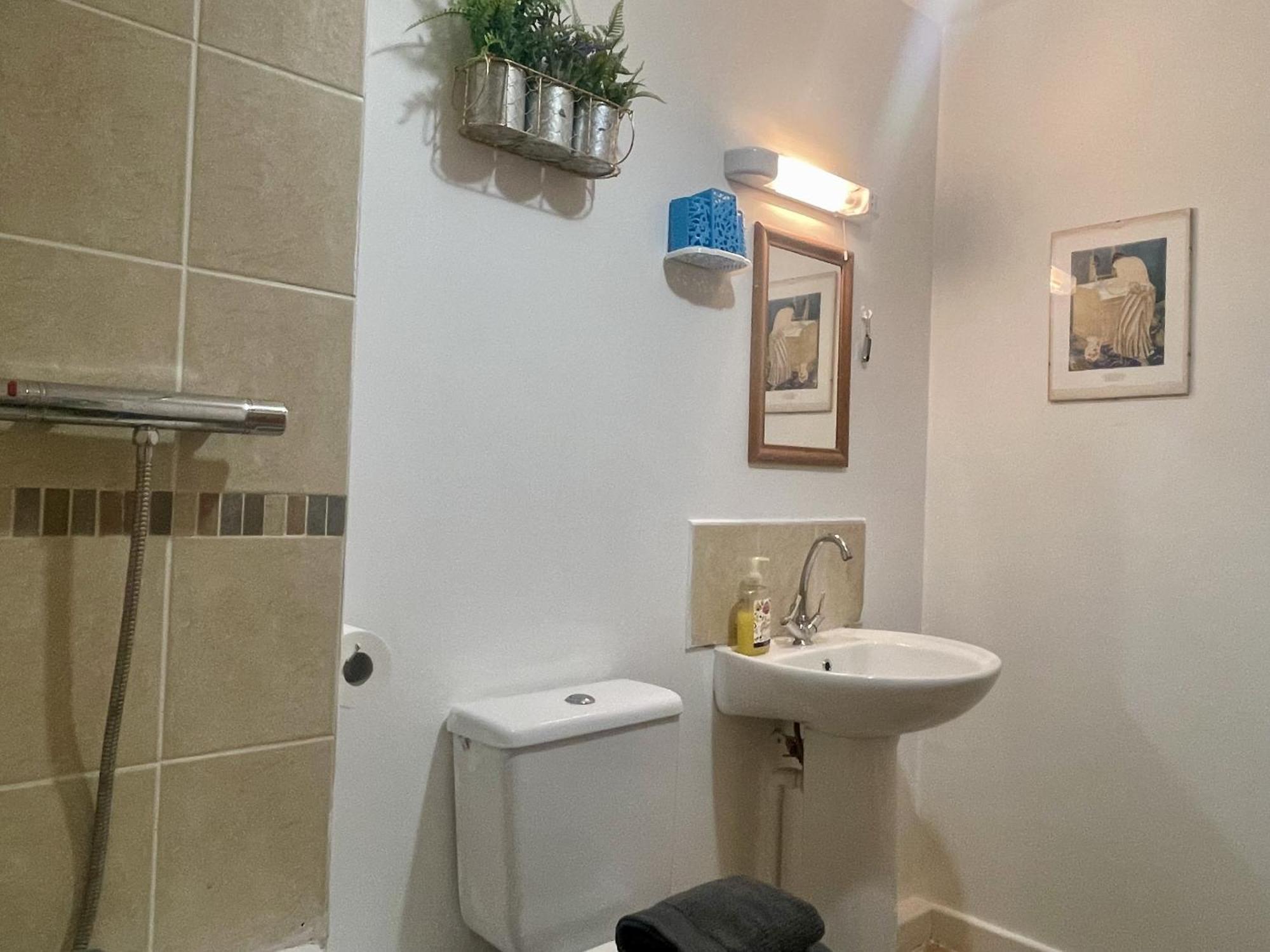 Hk Life Serviced Apartment , City Centre Суиндон Экстерьер фото