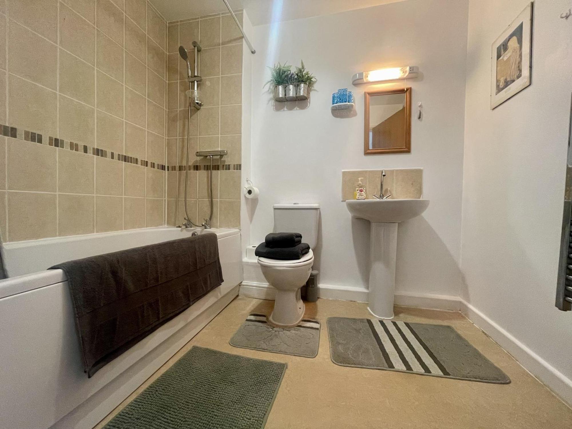 Hk Life Serviced Apartment , City Centre Суиндон Экстерьер фото