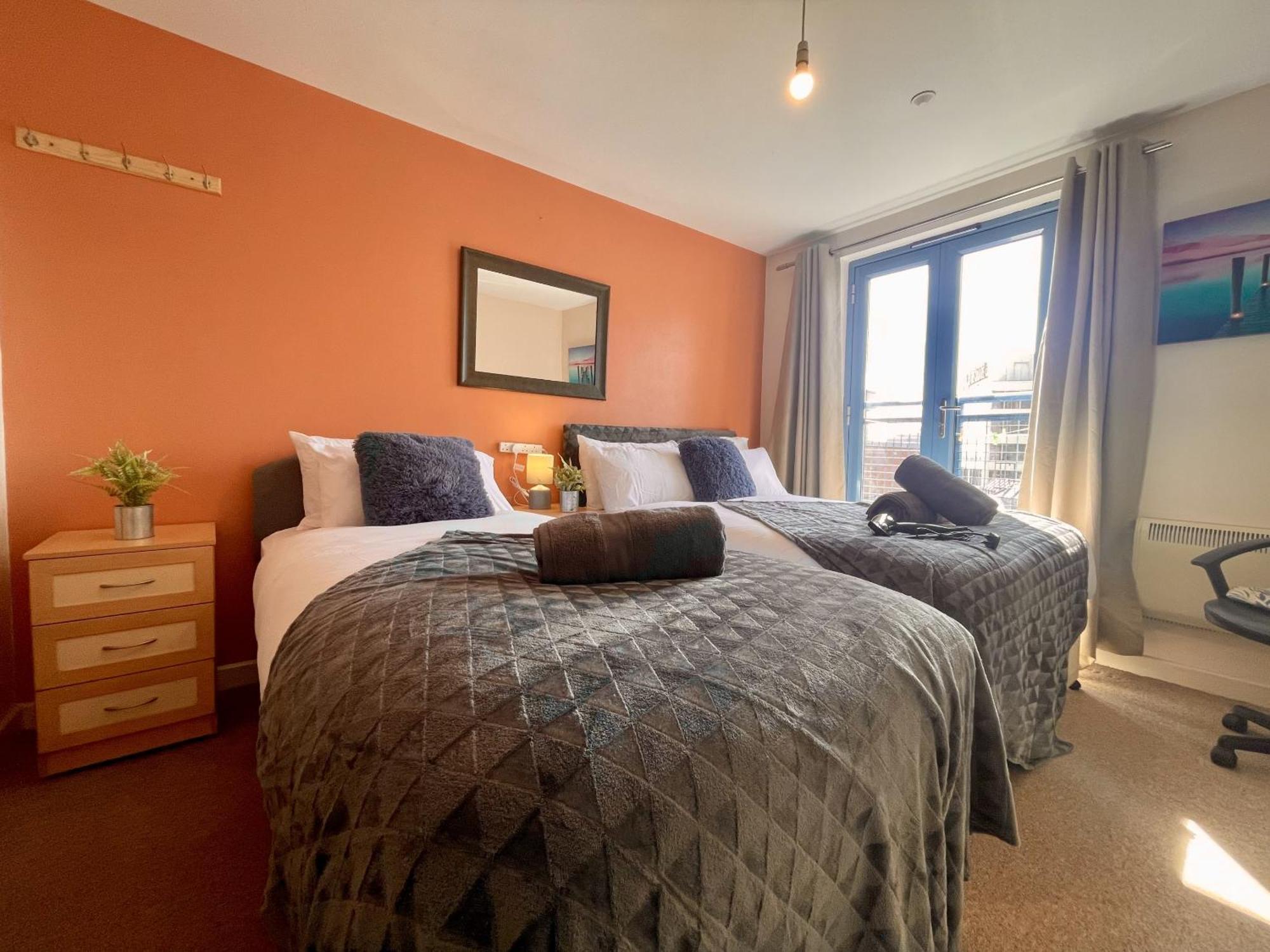 Hk Life Serviced Apartment , City Centre Суиндон Экстерьер фото